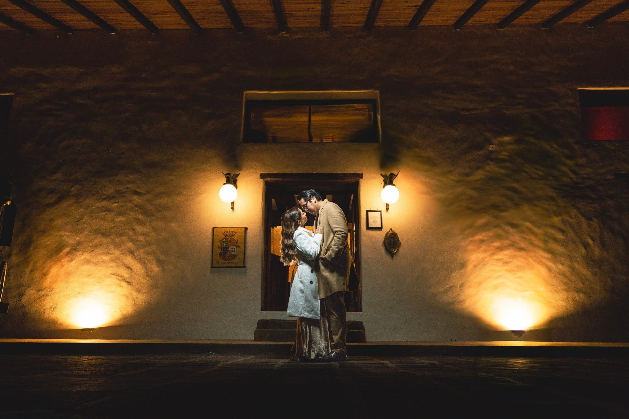 Invitación digital de boda de Beaumont: pareja en su hacienda de noche